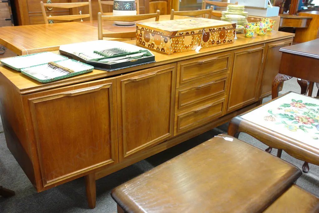 LONG VINTAGE SIDEBOARD  Image 1++