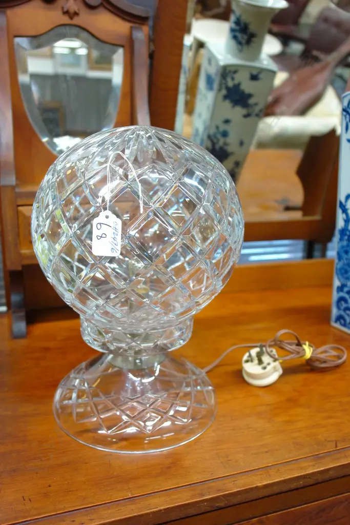 VINTAGE CUT CRYSTAL LAMP - DIAMOND CUT GLOBE TOP Image 1++