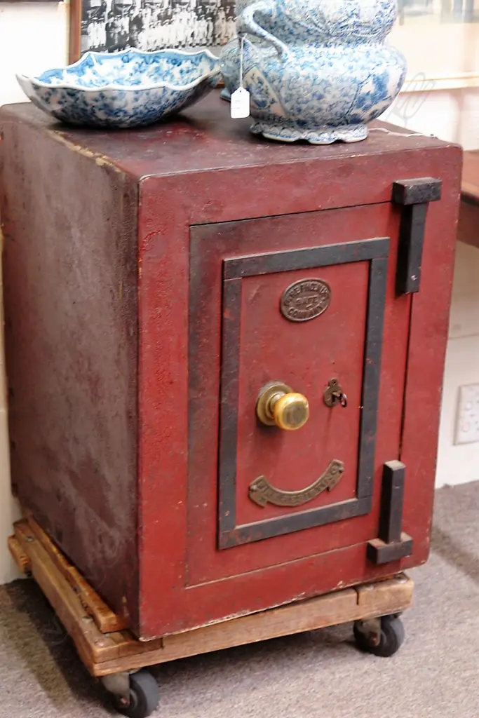 VINTAGE STEEL SAFE WITH KEY EX. FOSTERS CHANDLERY Image 1++