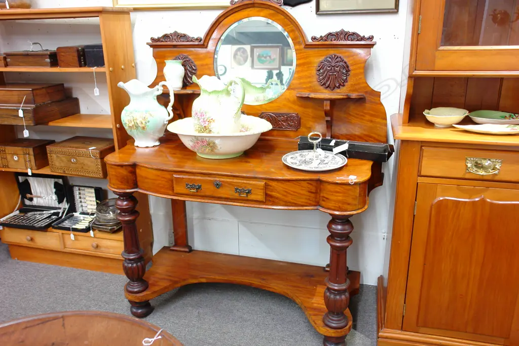 VICTORIAN MAHOGANY DRESSING TABLE Image 1++