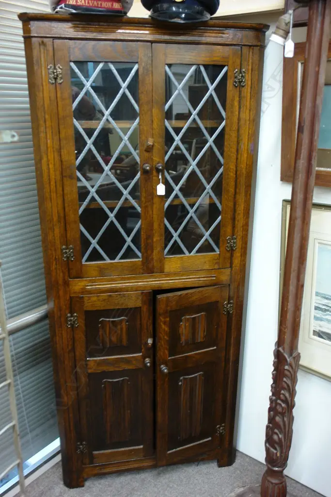 OAK GLAZED CORNER CABINET  Image 1++