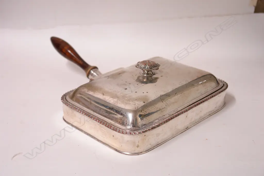 An early 20thC silver-plate chafing dish Image 1++