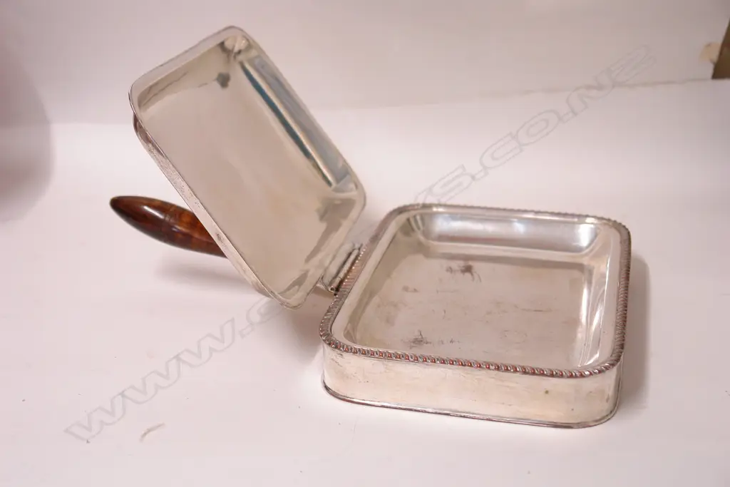 An early 20thC silver-plate chafing dish Image 1++