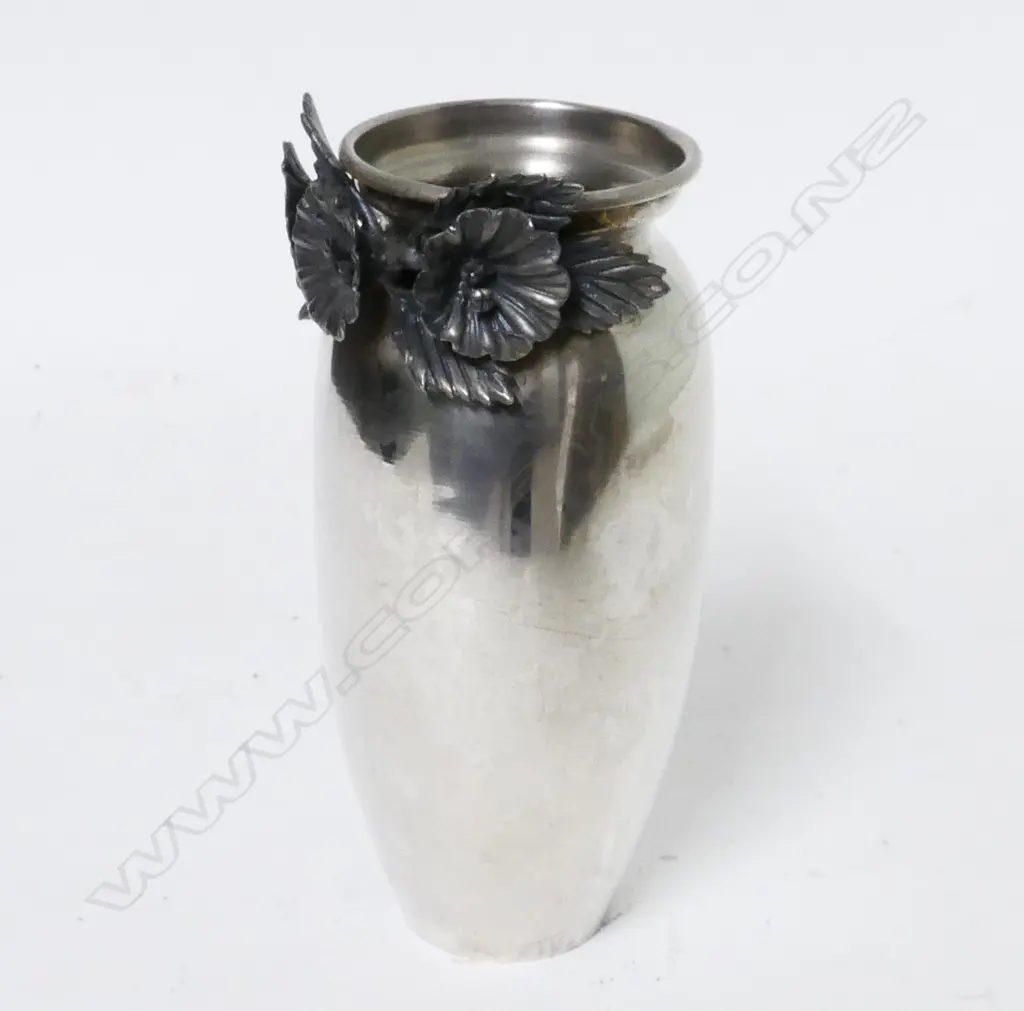 A small silver vase Image 1++
