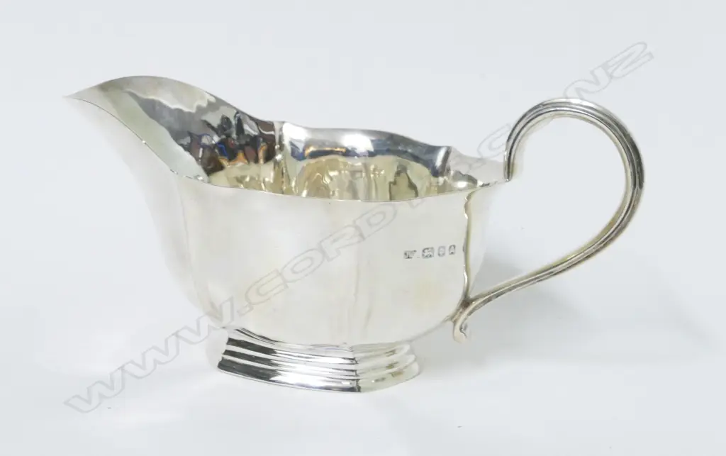 A silver sauce boat Image 1++