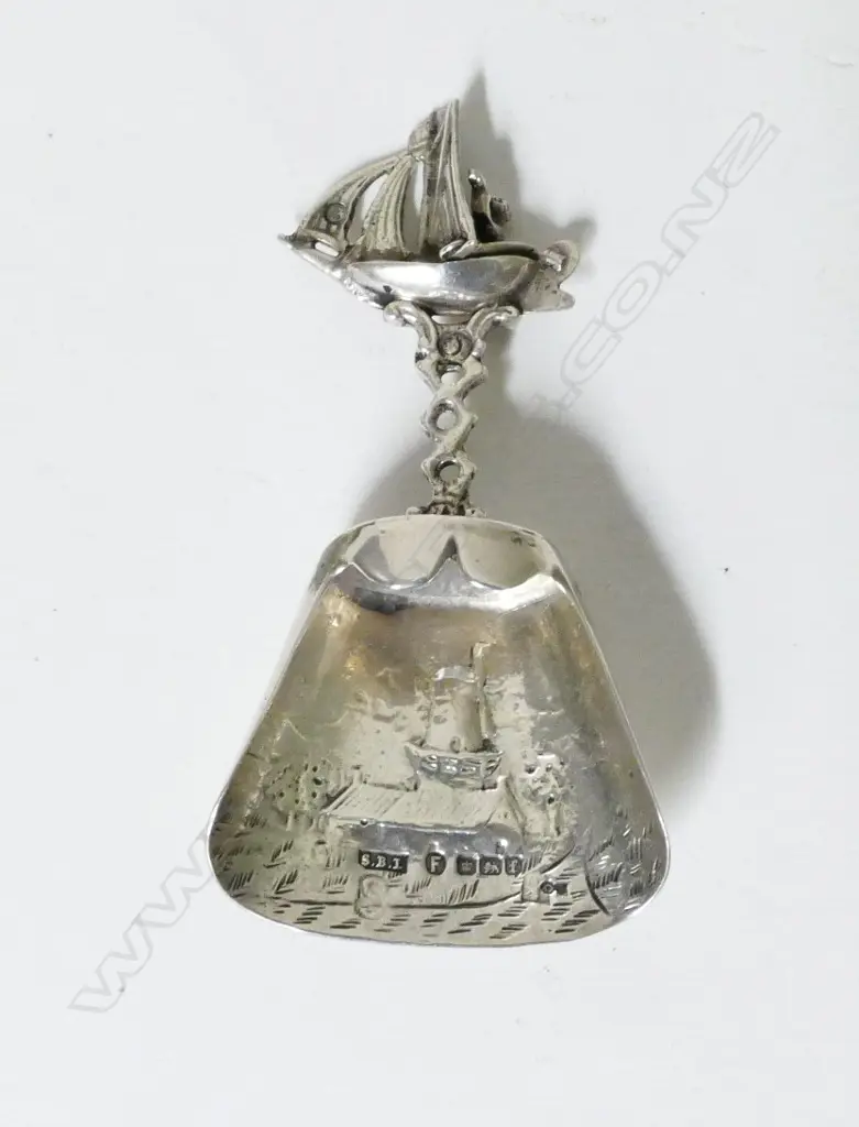 A 19thC Dutch silver caddy spoon Image 1++
