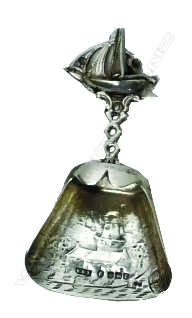 A 19thC Dutch silver caddy spoon Image 1++