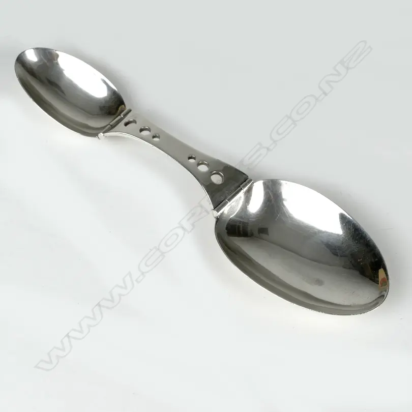 An early 20thC American silver folding spoon Image 1++