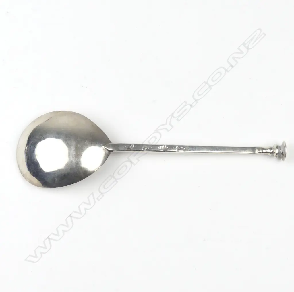 A George II bottom marked seal top silver spoon Image 1++