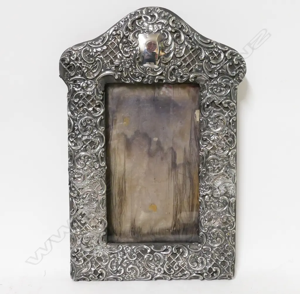 An Edwardian silver photo frame Image 1++