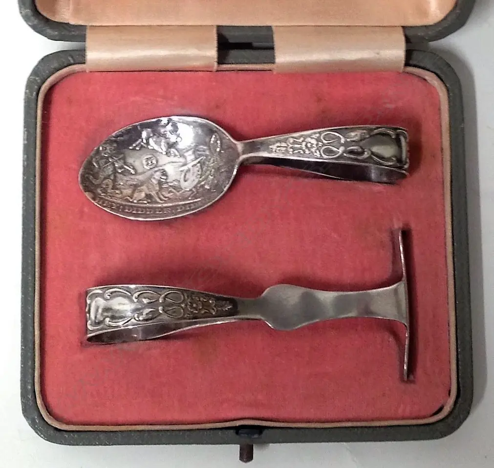 A silver child's spoon and pusher Image 1++