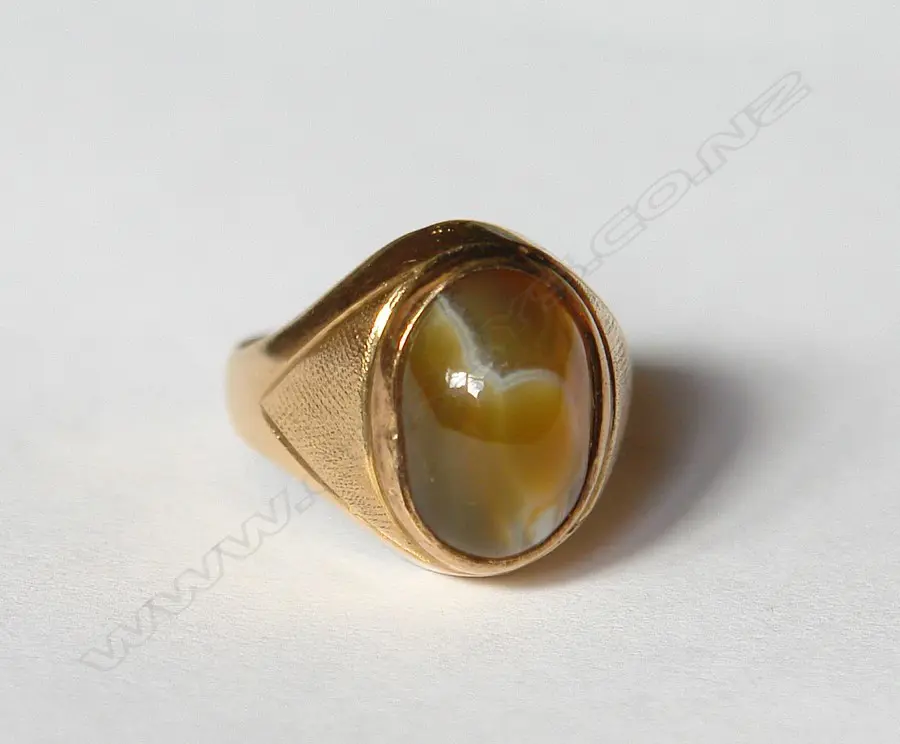 An estate 18ct. yellow gold and agate dress ring Image 1++