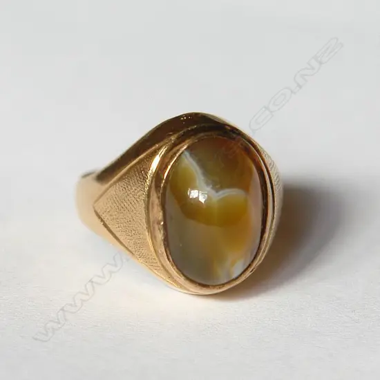 An estate 18ct. yellow gold and agate dress ring