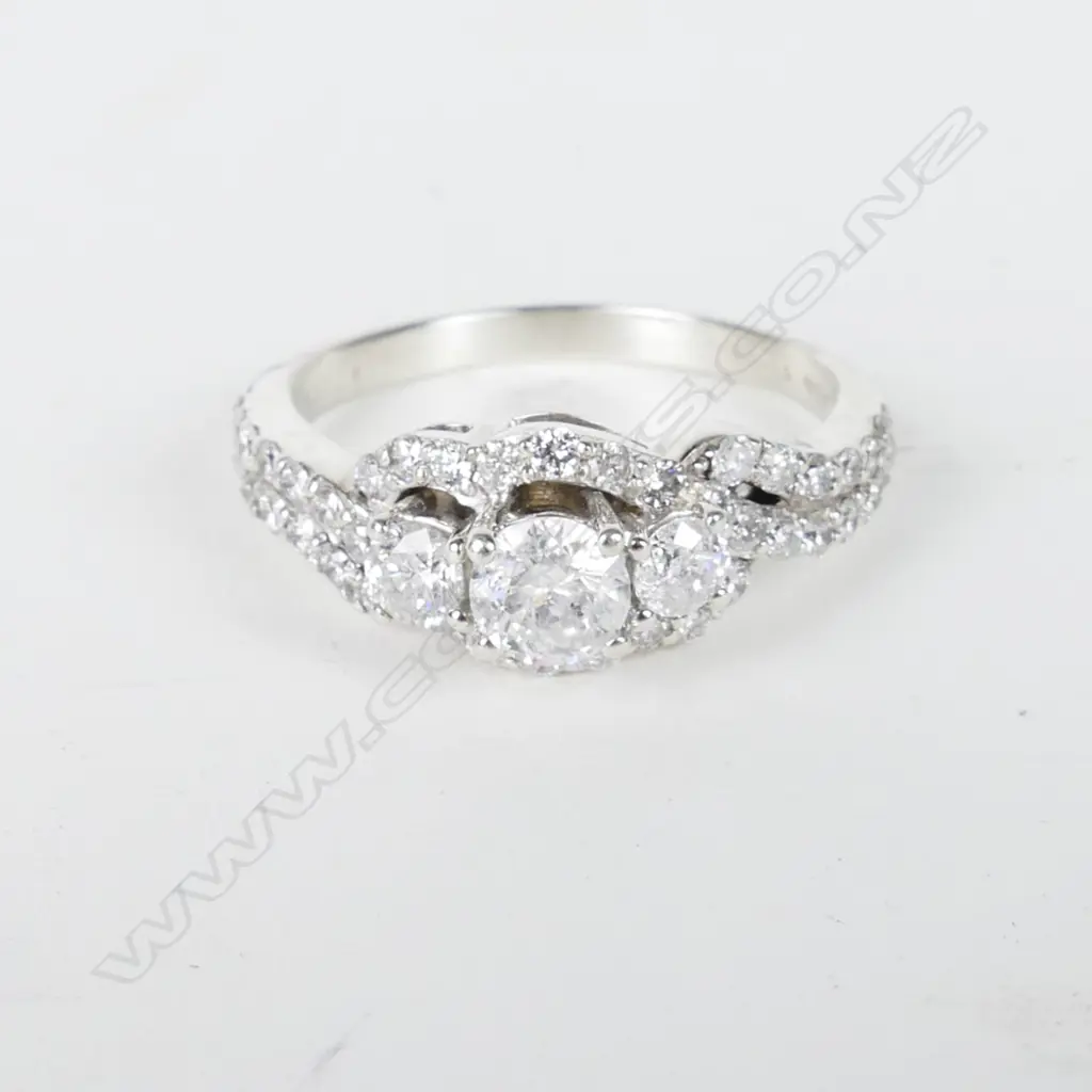 A 14ct white gold and diamond ring Image 1++