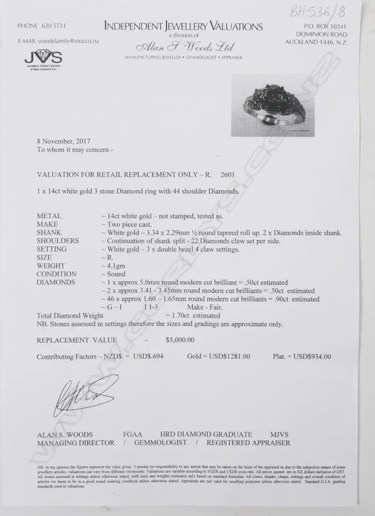 A 14ct white gold and diamond ring Image 1++