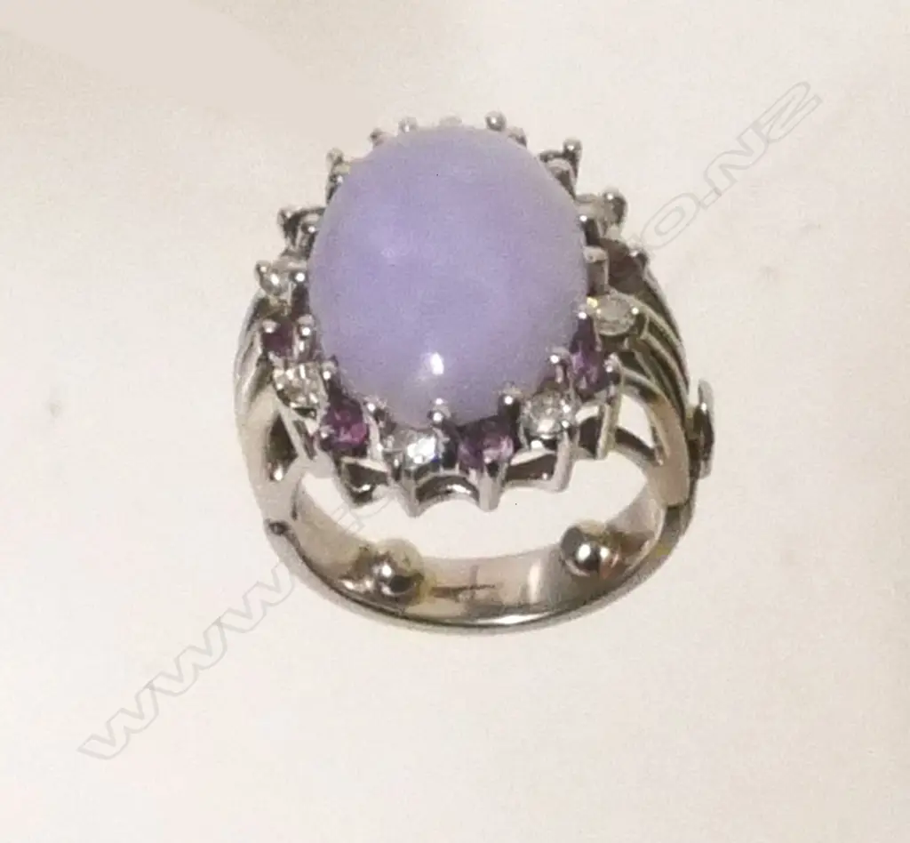 A 14ct. white gold lavender jadeite Image 1++