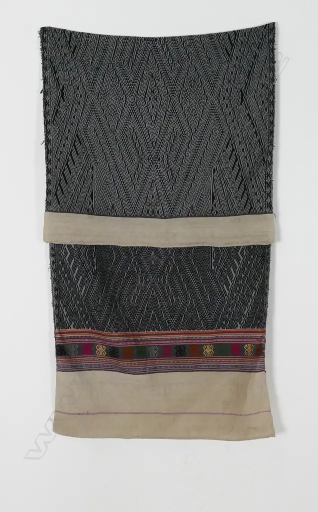 Pha Tuum Cloth embroidered with diamonds in grey black Image 1++