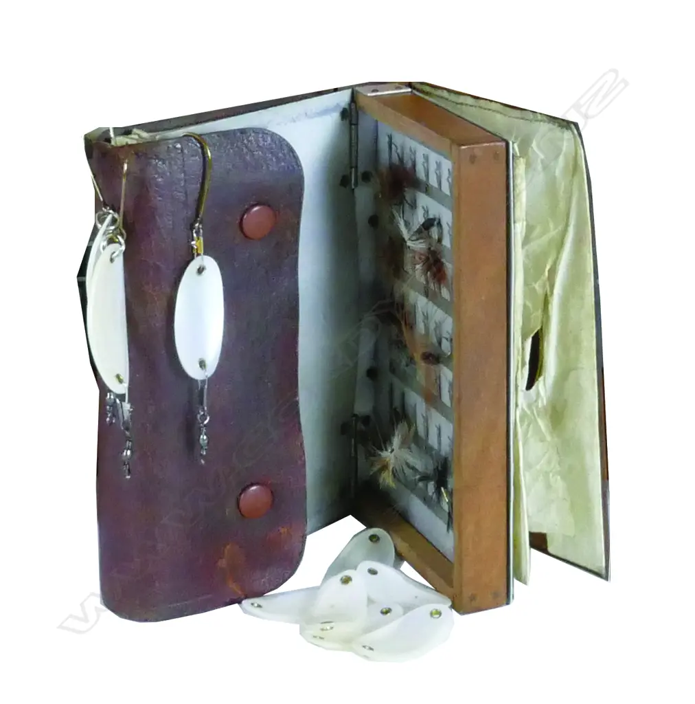 An early 20thC pig skin fly wallet Image 1++