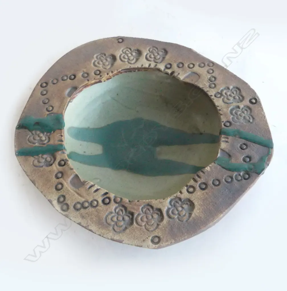 Doreen Blumhardt (1914-2009) sculpted flat rim bowl, Image 1++