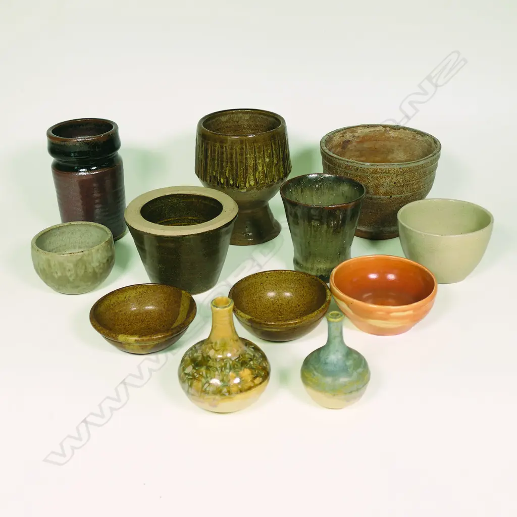Group of twelve Doreen Blumhardt pottery and others, Image 1++