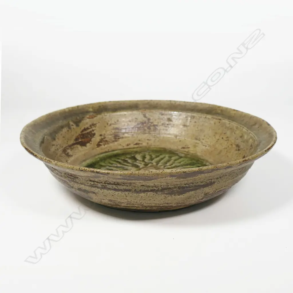 Len Castle (1924-2011) flat bottomed bowl with radiating ‘chatter’ pattern to the centre, Image 1++