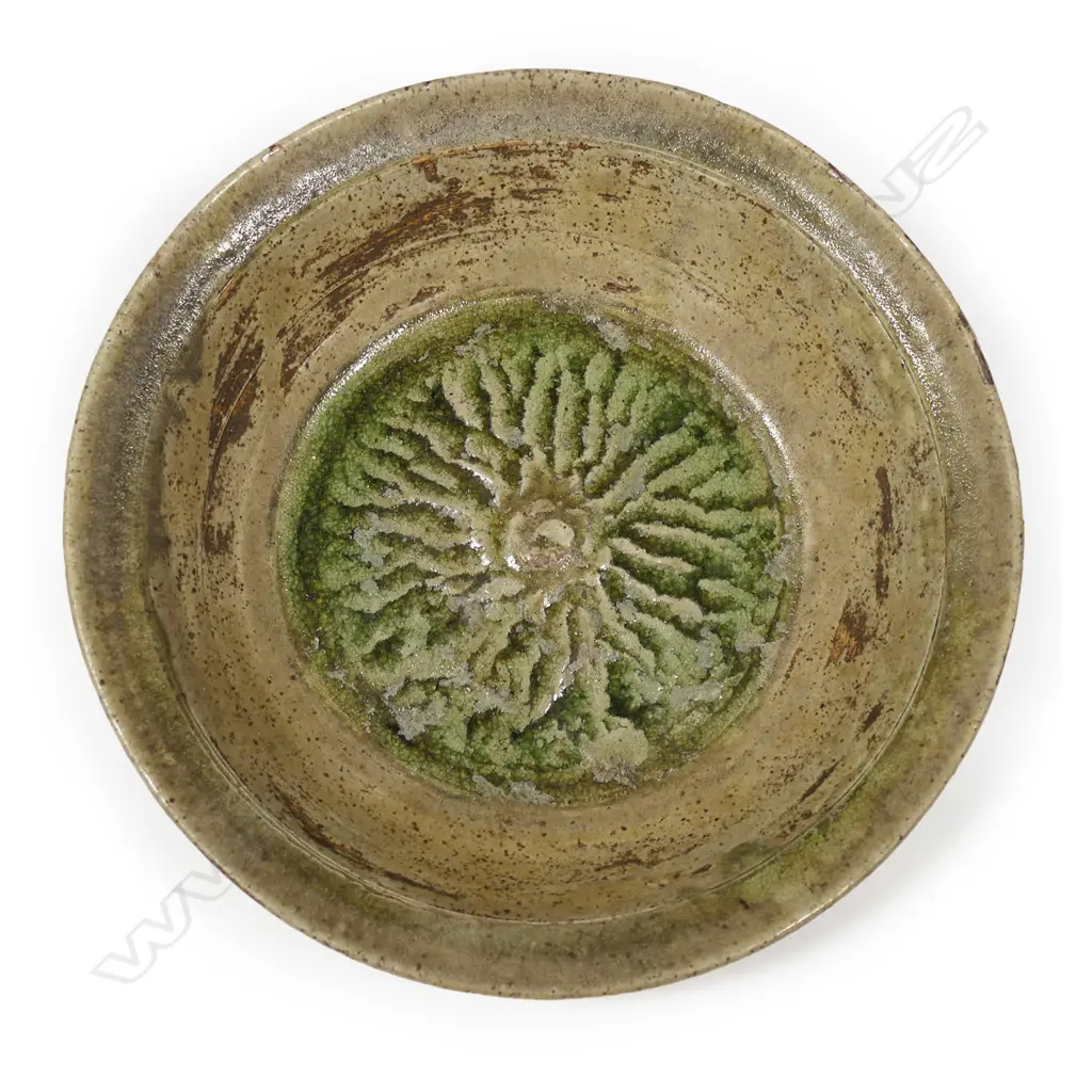 Len Castle (1924-2011) flat bottomed bowl with radiating ‘chatter’ pattern to the centre, Image 1++