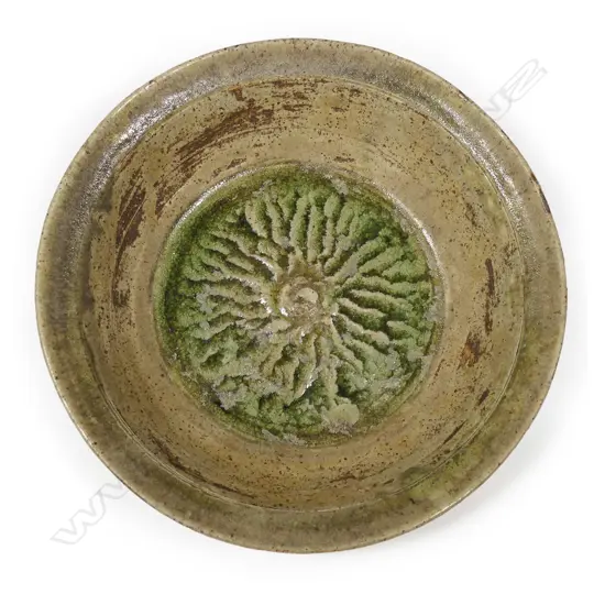 Len Castle (1924-2011) flat bottomed bowl with radiating ‘chatter’ pattern to the centre,