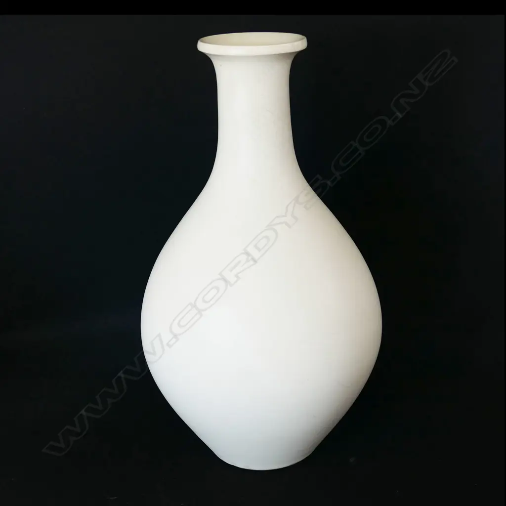 A hand potted white Crown Lynn vase, Image 1++