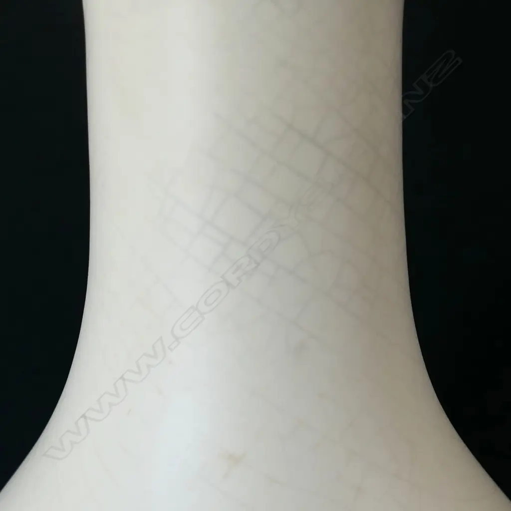 A hand potted white Crown Lynn vase, Image 1++