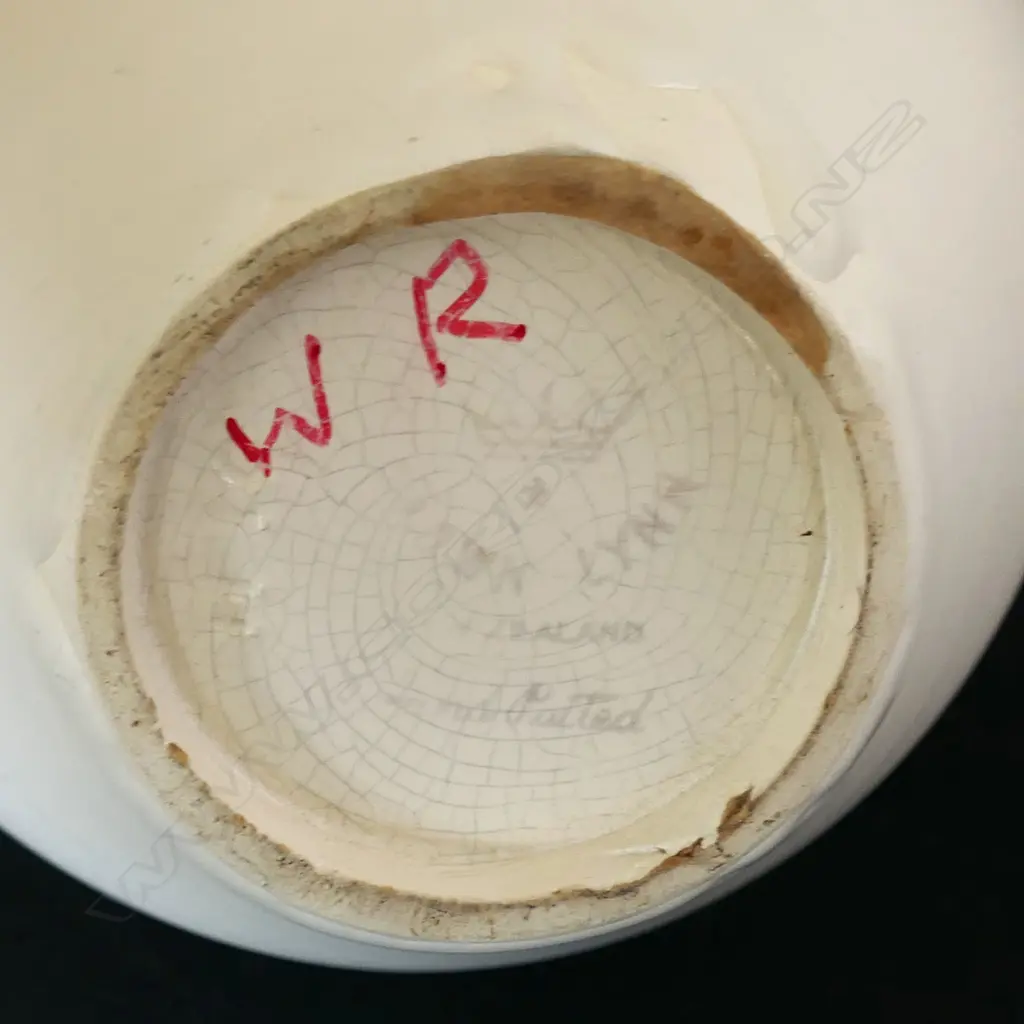 A hand potted white Crown Lynn vase, Image 1++