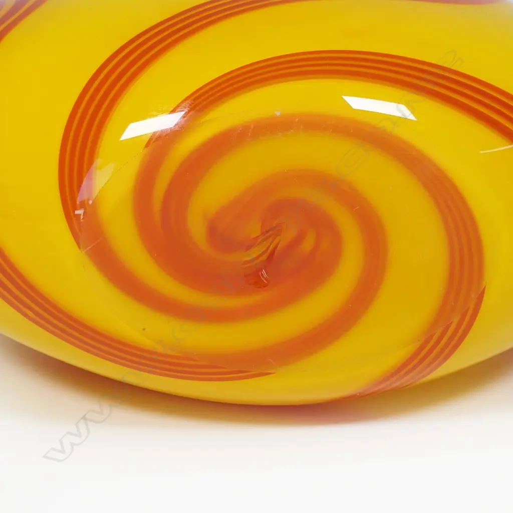 Garry Nash flat ovoid yellow and red glass vase, Image 1++
