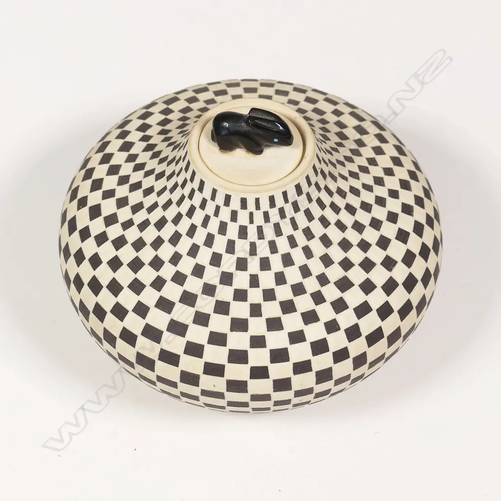 Leslie Thompson USA small ceramic pot with black Zuni bear lid, Image 1++