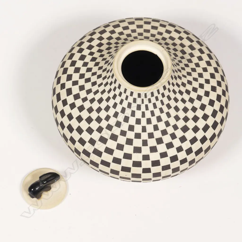 Leslie Thompson USA small ceramic pot with black Zuni bear lid, Image 1++