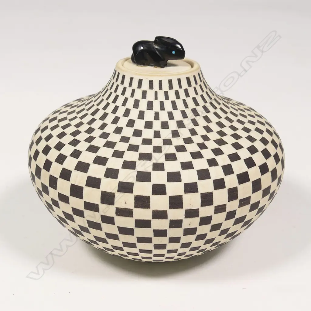 Leslie Thompson USA small ceramic pot with black Zuni bear lid, Image 1++