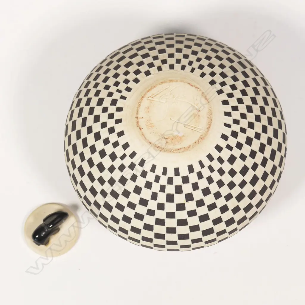 Leslie Thompson USA small ceramic pot with black Zuni bear lid, Image 1++