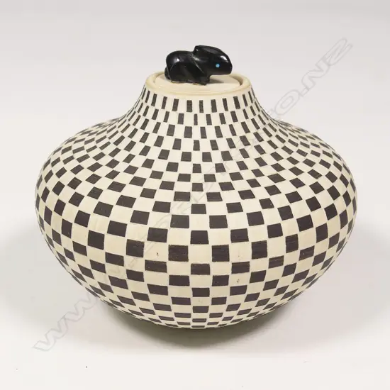 Leslie Thompson USA small ceramic pot with black Zuni bear lid,