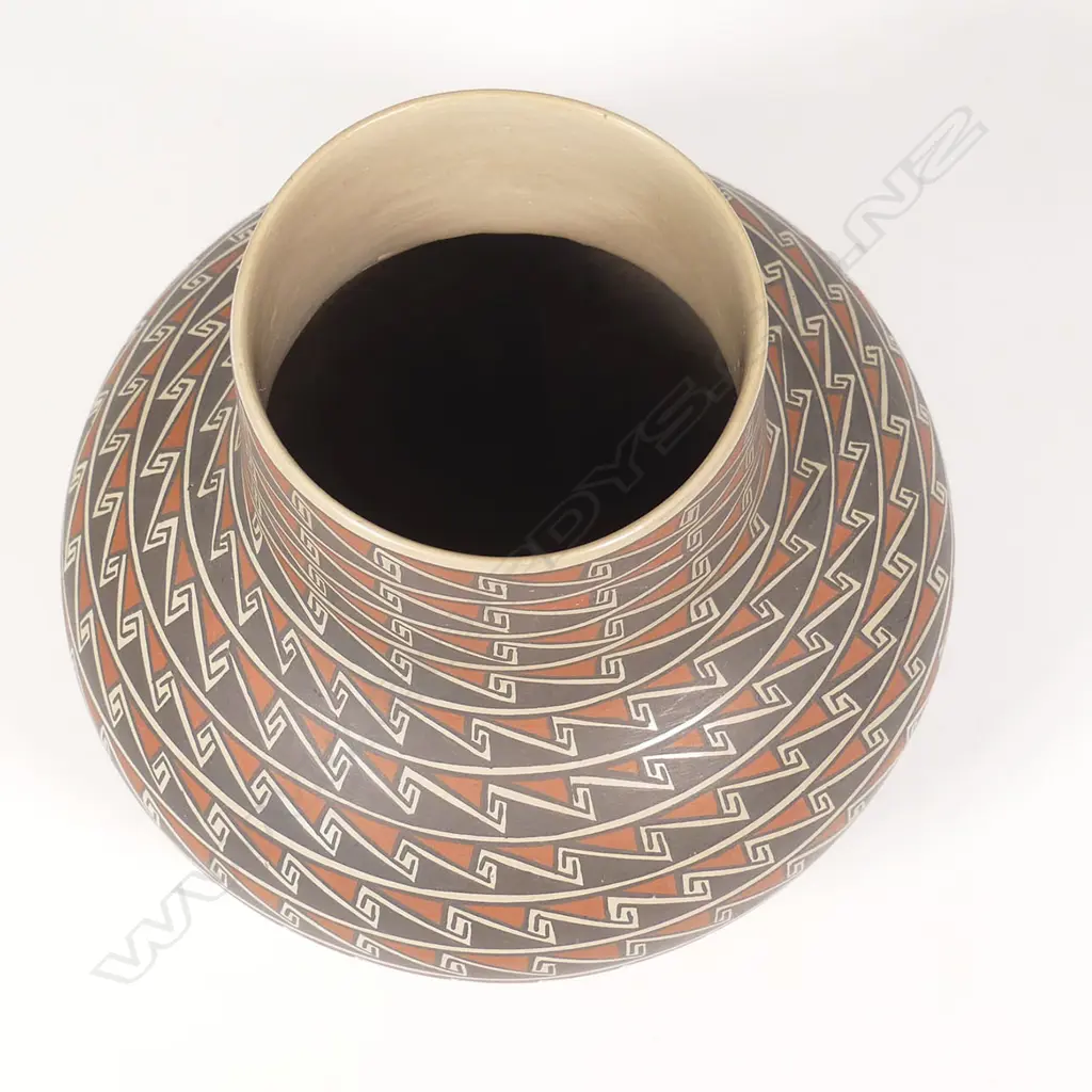 Goyin Silveira (Mexico) a fine Mata Ortiz ceramic pot, Image 1++