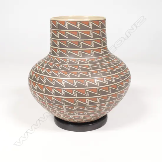 Goyin Silveira (Mexico) a fine Mata Ortiz ceramic pot,