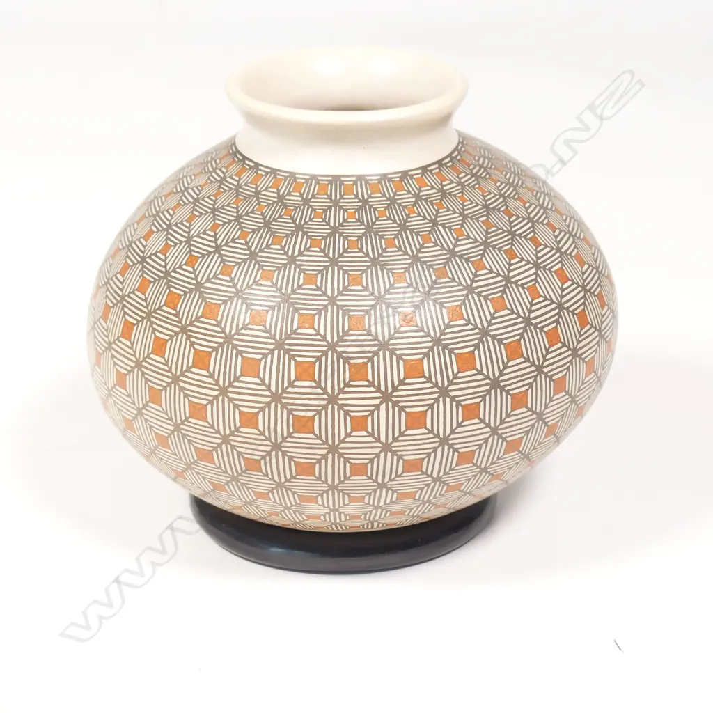 Nely Lopez (Mexico) Mata Ortiz Pottery ovoid pot, Image 1++