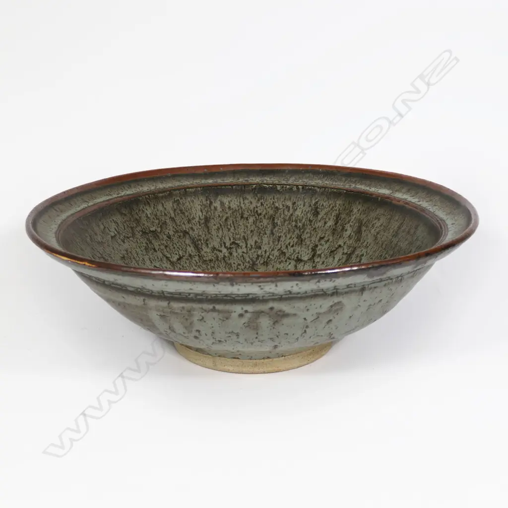 (25430) Len Castle Lg Footed Pottery Bowl. Impressed potter's mark c.1970. Dia. 420mm Image 1++