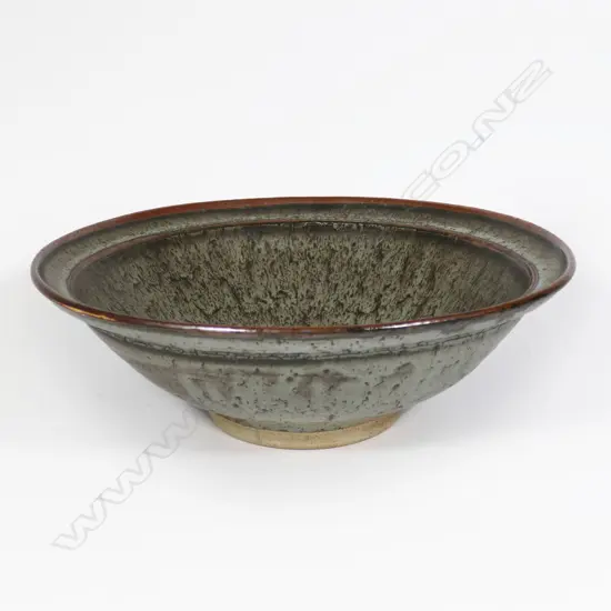 (25430) Len Castle Lg Footed Pottery Bowl. Impressed potter's mark c.1970. Dia. 420mm