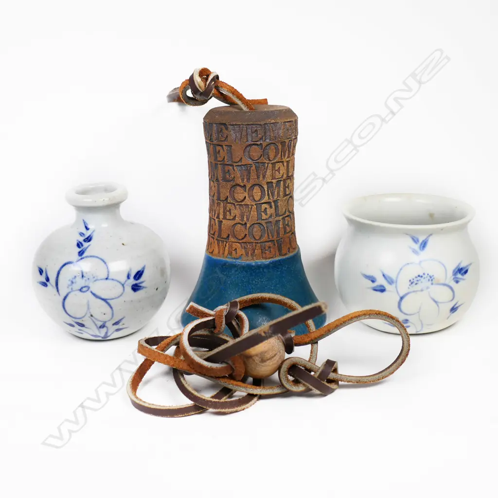 2 PCES BLUE GRAEME STORM POTTER+ 1 POTTERY BELL H.130mm Image 1++