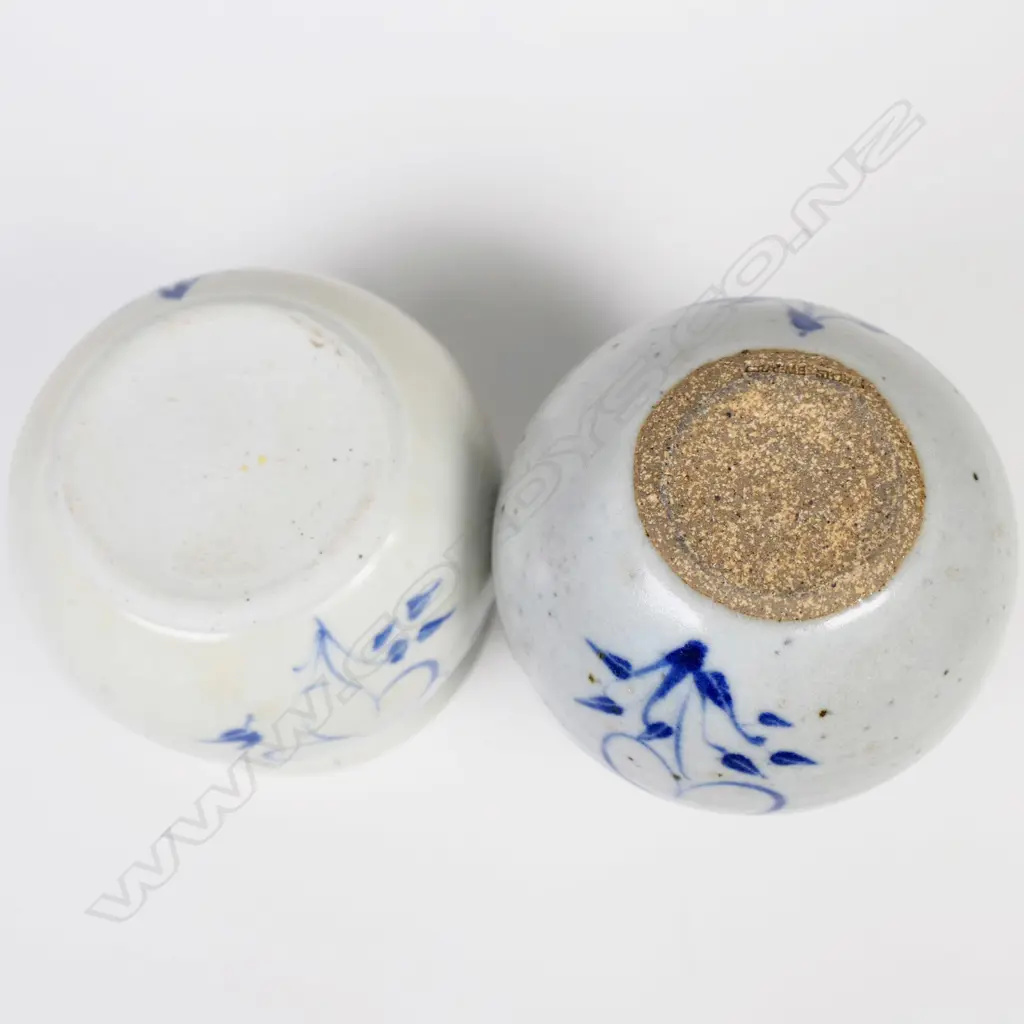 2 PCES BLUE GRAEME STORM POTTER+ 1 POTTERY BELL H.130mm Image 1++