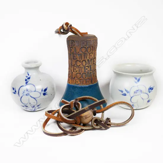 2 PCES BLUE GRAEME STORM POTTER+ 1 POTTERY BELL H.130mm
