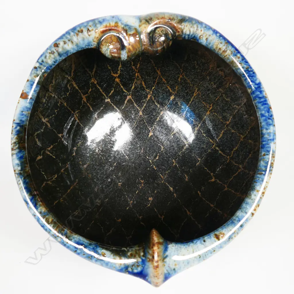 Mike O'Donnell bowl with a lustrous blue tan dark glazed body and a sculpted rim with combed decoration, H.155 Dia.210mm Image 1++