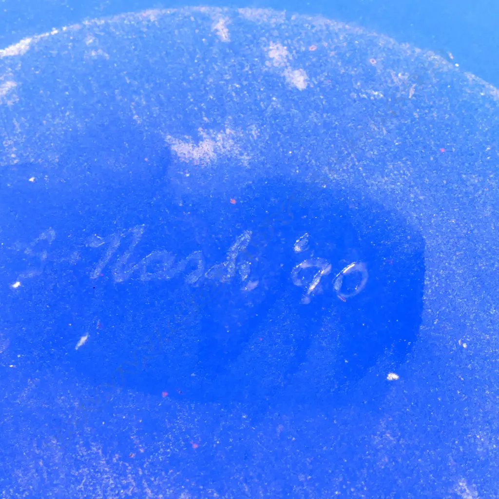 Garry Nash (ONZM) large blue art glass vase with engraved spear type design. Engraved signature and date '90. H.245mm. Image 1++