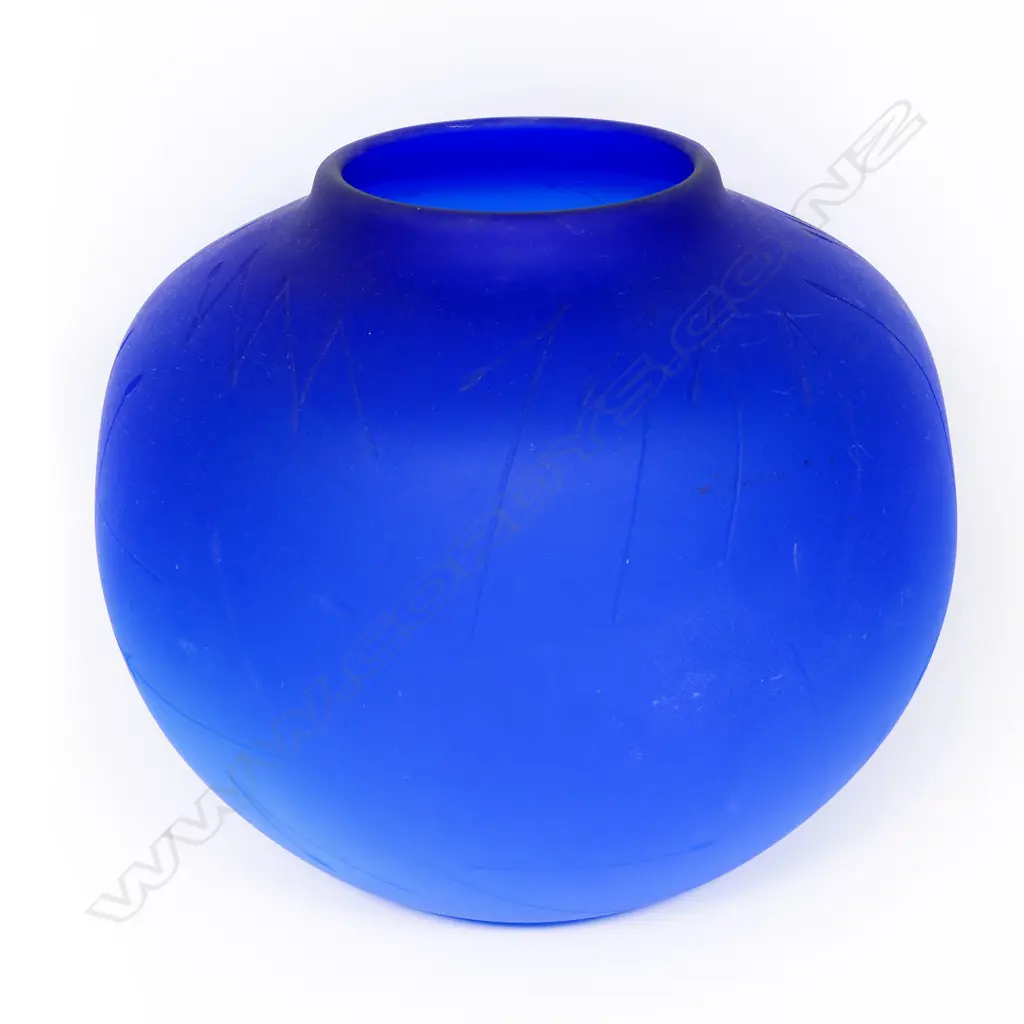 Garry Nash (ONZM) large blue art glass vase with engraved spear type design. Engraved signature and date '90. H.245mm. Image 1++