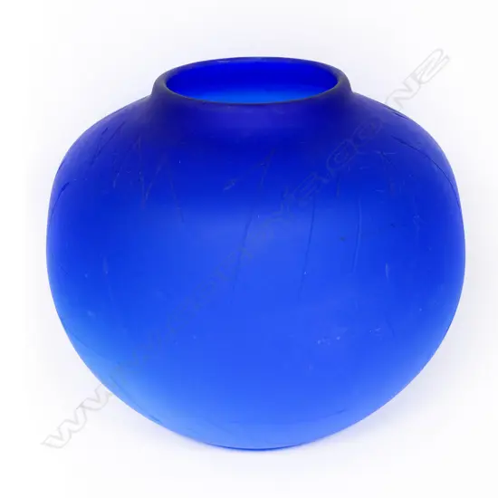 Garry Nash (ONZM) large blue art glass vase with engraved spear type design. Engraved signature and date '90. H.245mm.