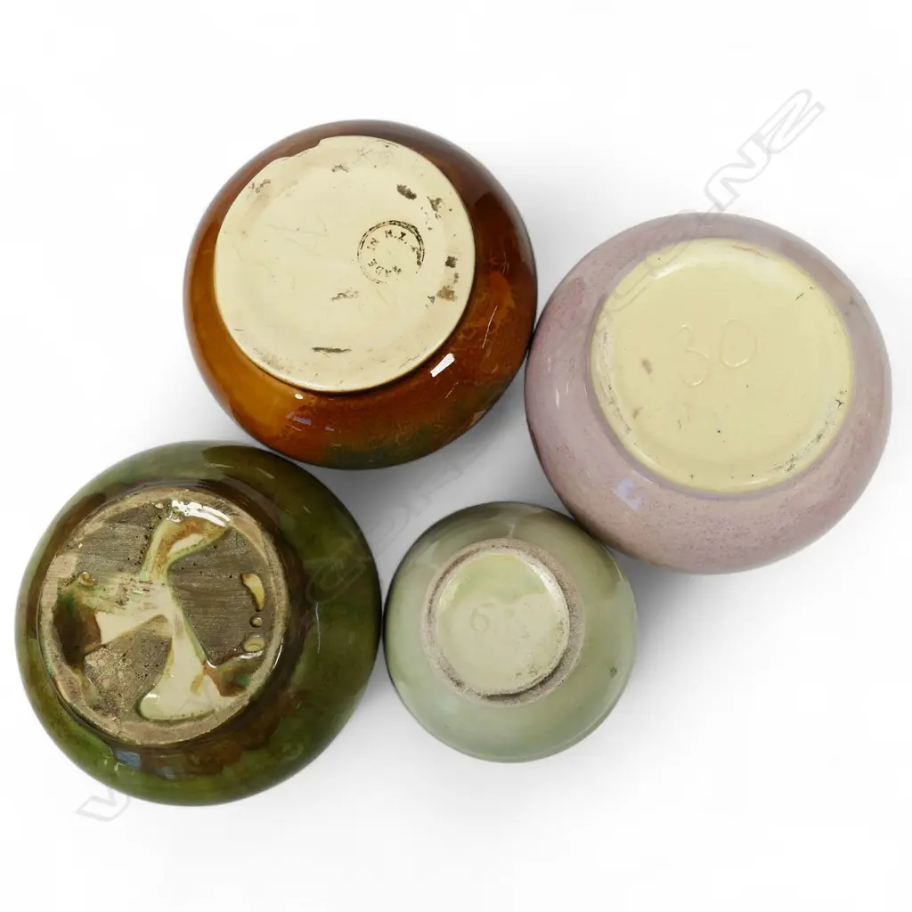 A collection of four Crown Lynn Ambrico vases, Image 1++