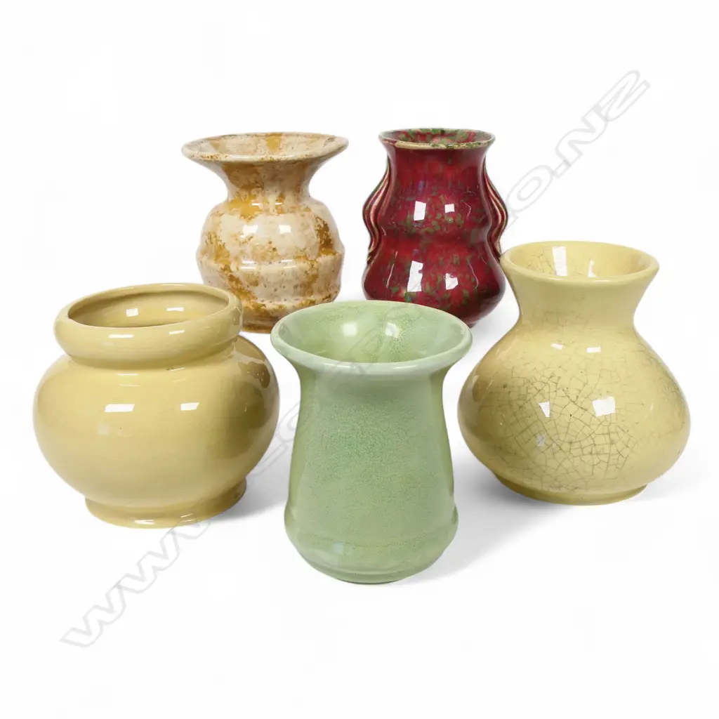 A collection of five Crown Lynn Ambrico vases Image 1++